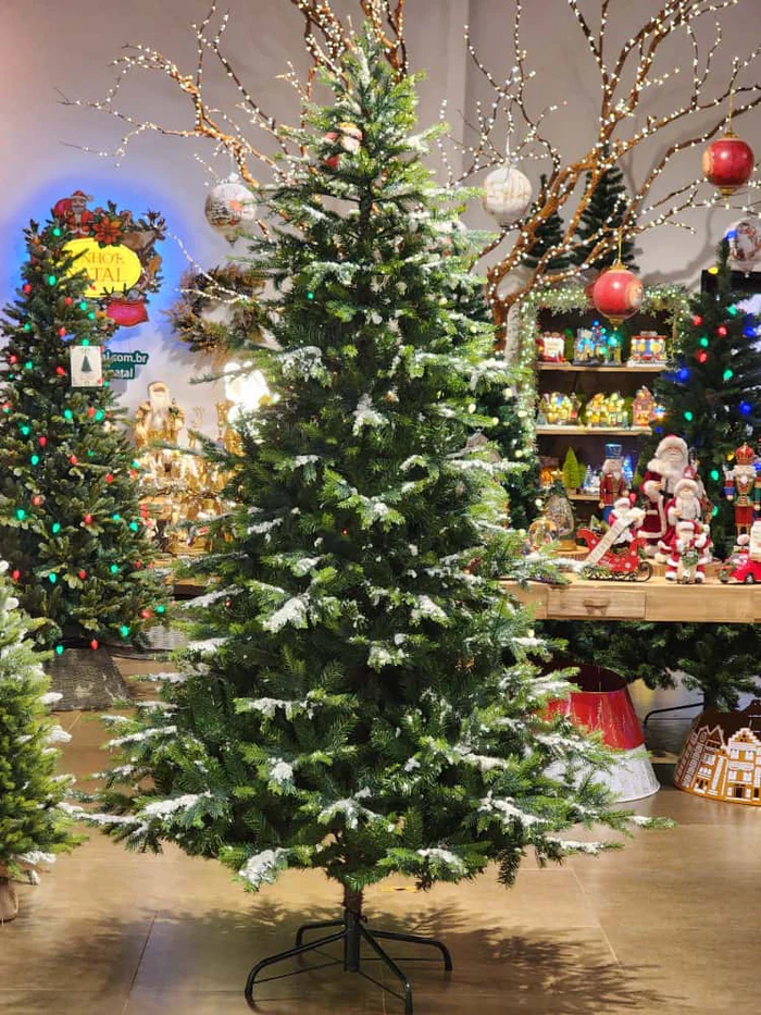 Super Realistic Snowy Nashville Christmas Tree 2614 Branches (225 cm)